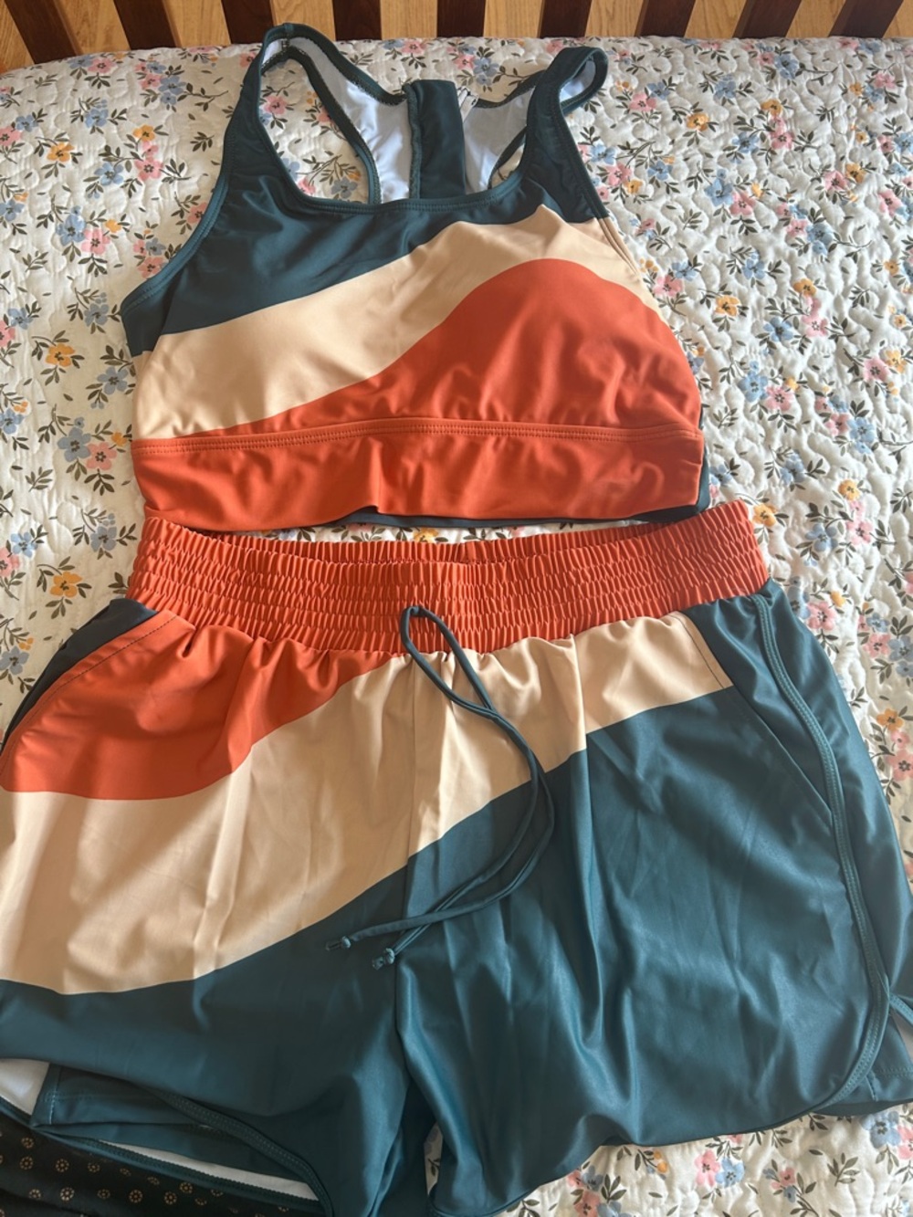 Colorblock Athletic Crop Top Sz L& Shorts Set Sz XL - Teal, Cream, Rust